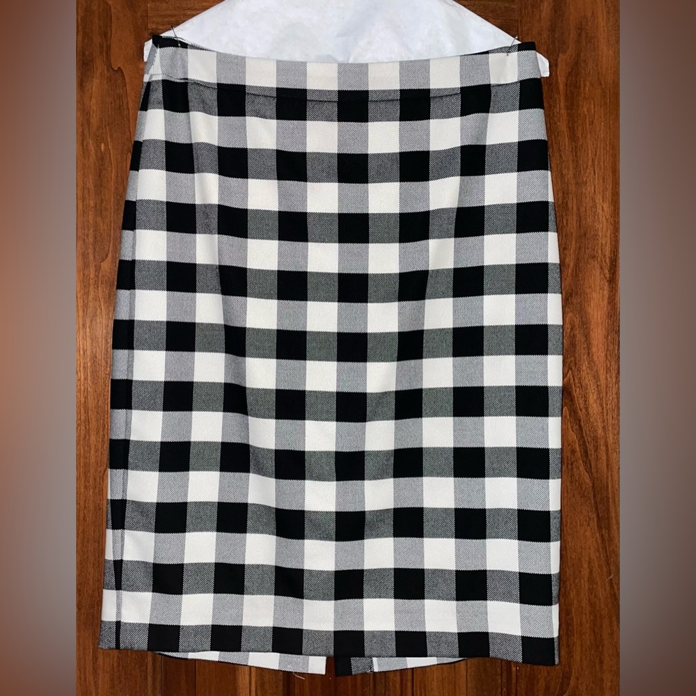 ANN TAYLOR Women’s Skirt. Black & Creme.